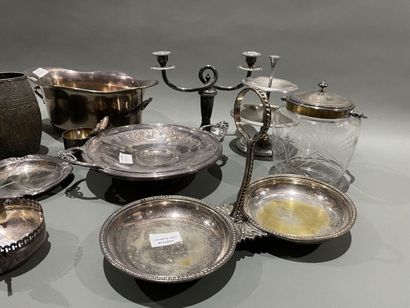 Lot de métal argenté : coupes, bougeoir et...