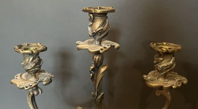 Paire de candélabres en métal à décor feuillagé...