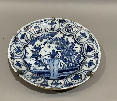 DELFT 
Plat rond en faïence à décor de camaïeu...