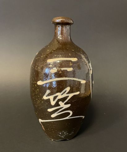 JAPON
Vase bouteille en grès émaillé noir...