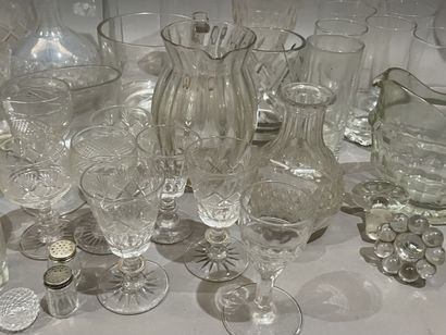 Lot de verrerie : carafes, vases, coupes,...