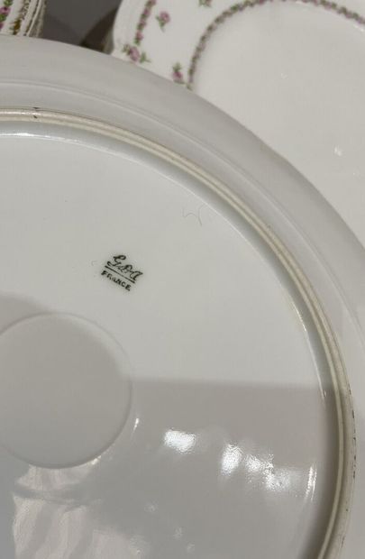 Partie de service de table en porcelaine...