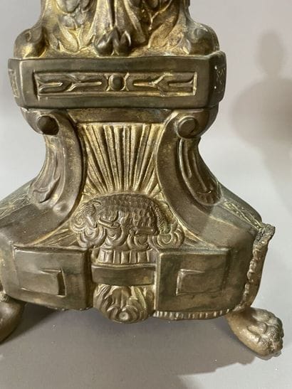 Deux pique-cierges en bronze doré et en laiton...