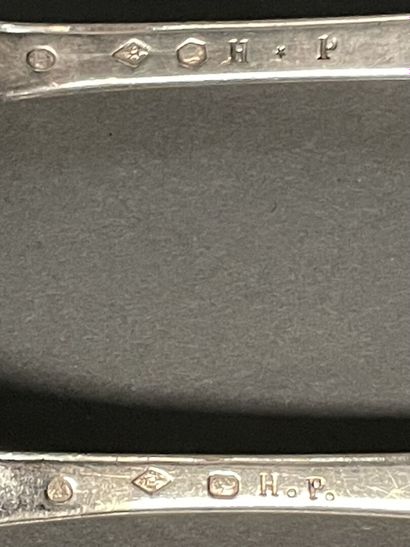 Douze couverts en argent modèle uniplat,
cinq...