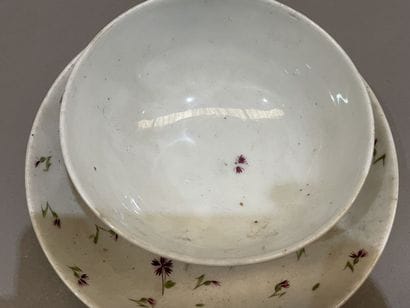 Tasse et sa sous tasse en porcelaine de Paris...