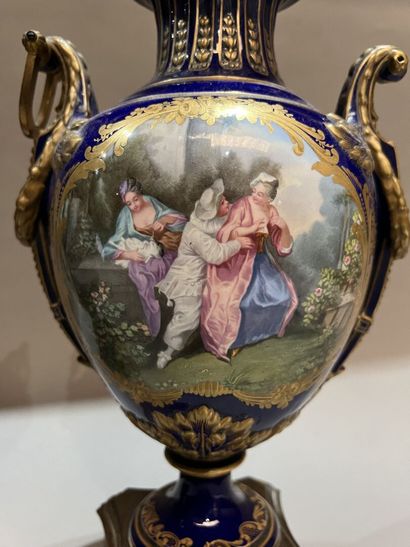 Paire de vases en porcelaine de forme balustre...