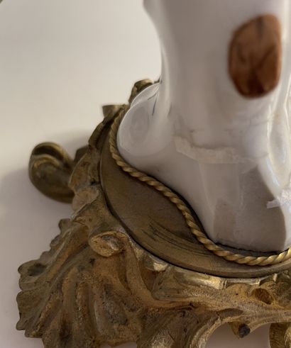 Pied de lampe formé d'un oiseau branché en...