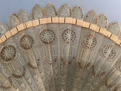 Eventail les brins en corne ajourés de rosaces...