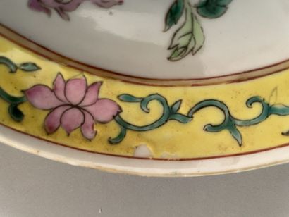CHINE - XIXème siècle
Assiette en porcelaine...