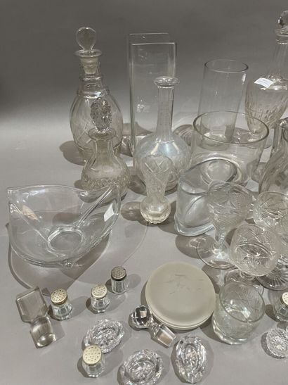 Lot de verrerie : carafes, vases, coupes,...