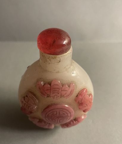Tabatière en agate rouge et blanche, la panse...