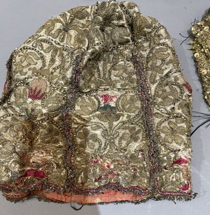 Lot de chapeaux et bijoux fantaisie de scène....