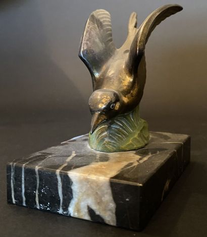 Serre-livres en bronze à patine doré et émaillé...