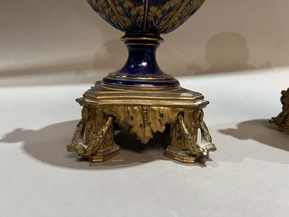 Paire de vases en porcelaine de forme balustre...