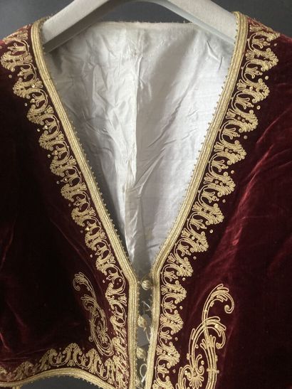 Veste courte et paire de mules en velours...