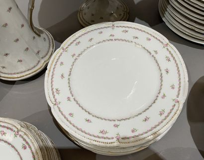 Partie de service de table en porcelaine...