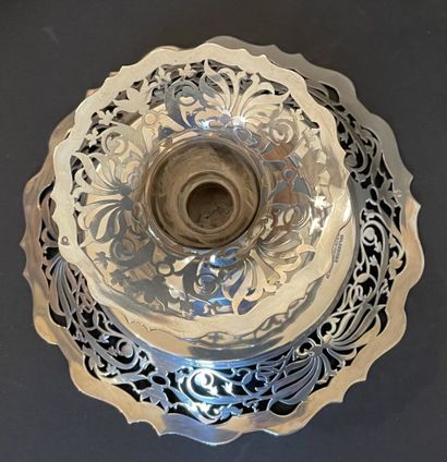 Coupe sur pieds en argent à décor ajouré.
Travail...