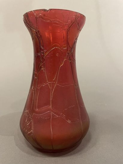 Petit vase balustre en verre irisé.
Dans...