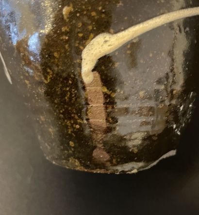JAPON
Vase bouteille en grès émaillé noir...