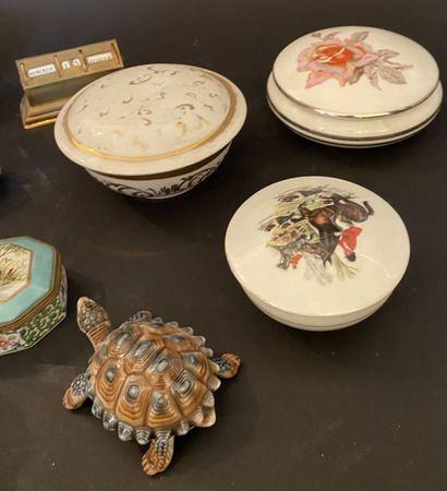 Petit lot d'objets décoratifs dont vases,...