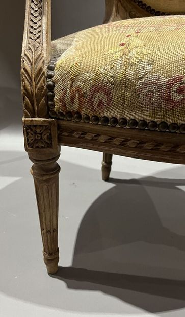 Fauteuil médaillon garni d'une tapisserie...