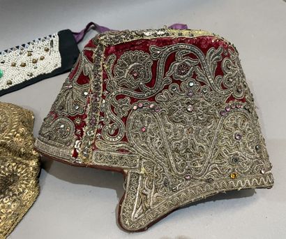 Lot de chapeaux et bijoux fantaisie de scène....