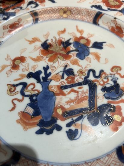 Deux assiettes en porcelaine émaillé Imari....