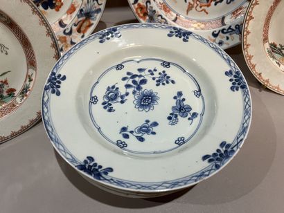 Deux assiettes en porcelaine émaillé Imari....