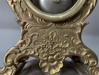 Pendule en bronze doré et ciselé de motifs...