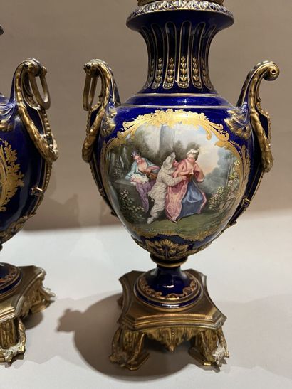 Paire de vases en porcelaine de forme balustre...