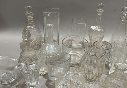 Lot de verrerie : carafes, vases, coupes,...
