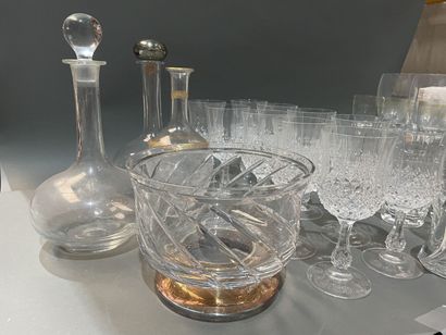 Lot de verres à pieds, certains en cristal...