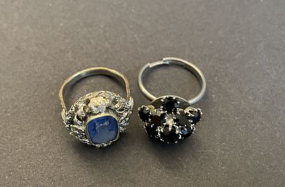 Deux bagues fantaisie, l'une sertie de pierres...