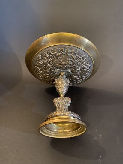 Coupe tazza à décor de putti, rinceaux et...