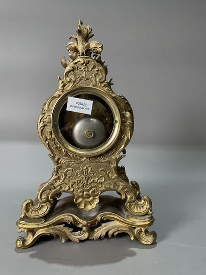 Pendule en bronze doré et ciselé de motifs...