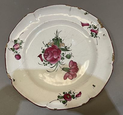 Quatre assiettes en faïence à décor de roses....