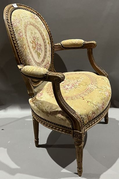 Fauteuil médaillon garni d'une tapisserie...