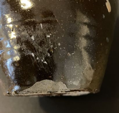 JAPON
Vase bouteille en grès émaillé noir...