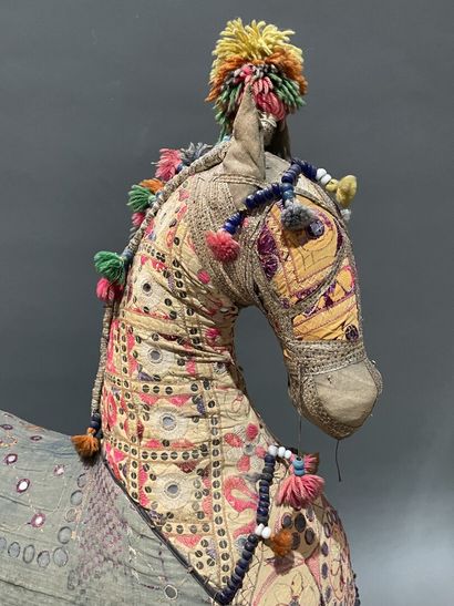 Cheval en patchwork de tissus, broderie et...