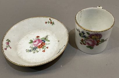 Tasse et sa sous tasse en porcelaine de Paris...