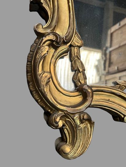 Miroir à parecloses en bois sculpté et doré...