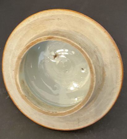 Petite théière en porcelaine à décor de pivoines.
Chine,...