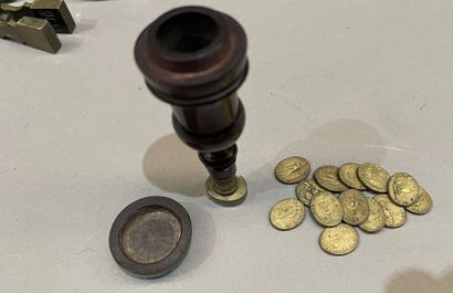 Lot de cachets en pierre dure, nacre, bronze...