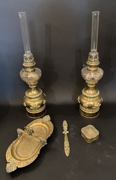 Lot de pièces en cuivre dont jardinière et...