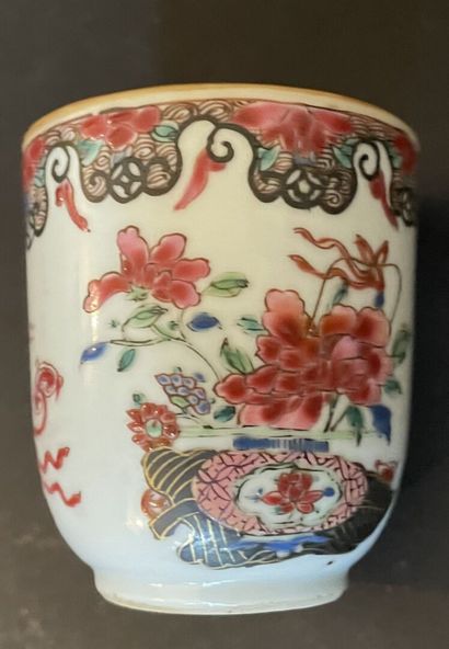 Petite théière en porcelaine à décor de pivoines.
Chine,...