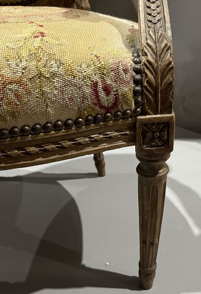 Fauteuil médaillon garni d'une tapisserie...