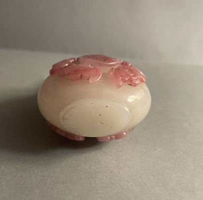 Tabatière en agate rouge et blanche, la panse...