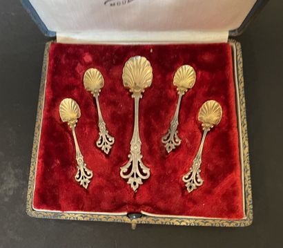Set de cinq pelles à sel en forme de coquille...