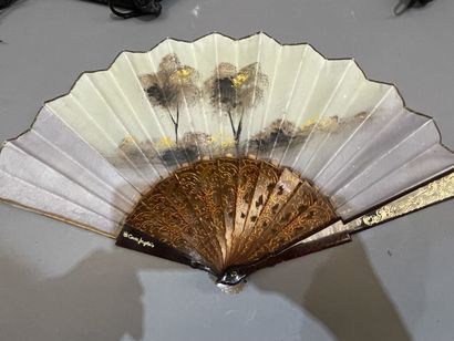 Lot d'éventails dont deux en plumes d'autruche...