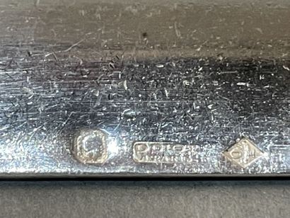 Huit porte-couteaux en argent à section triangulaire...